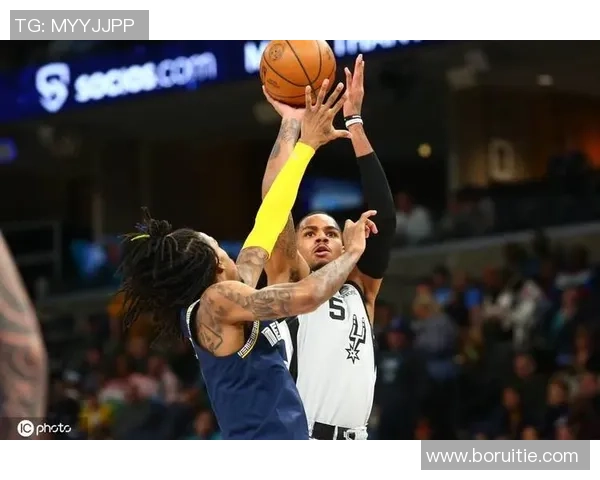 灰熊与马刺第六场激战回顾球员表现与战术分析全景呈现